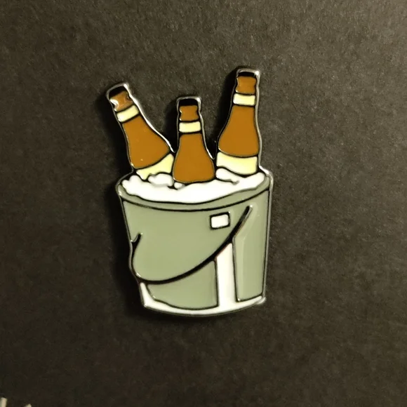 Banana Republic beer bucket enamel pin NWT - Picture 2 of 7